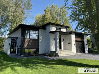 *PAVAGE DE LA COURS SERA FAIT DÉBUT AOÛT À NOS FRAIS Découvrez cette magnifique maison plain-pied co...
