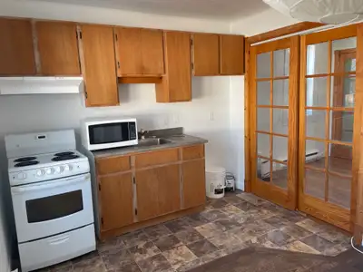 418-655-8281 À voir au 137 rue Saint-Laurent appartement #3, très beau 3 1/2 situé au 2e étage d'un...