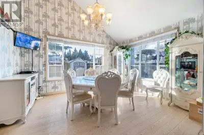 "Prime Location & Spacious Layout" Located in a quiet cul-de-sac, this 8-bed, 6-bath CORNER home is...