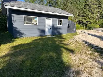 R19//Riverton/Lakefront cottage with boat launch only 2 hours from Winnipeg. Freehold property in th...