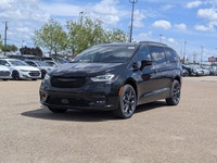 The 2026 Chrysler Pacifica Select offers a blend of style, comfort, and family-friendly technology i... (image 1)