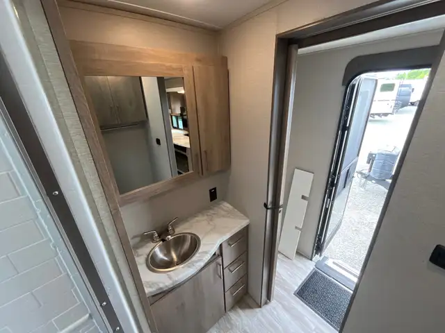 2022 Grand Design Imagine in Travel Trailers & Campers in Terrace - Image 14