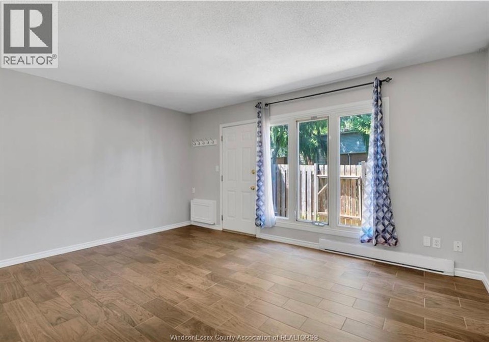 6732 Roseville Garden DRIVE Windsor, Ontario 4
