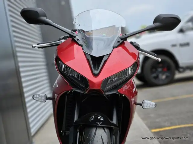 Triumph Daytona 660 Carnival RedSapphire Black in Sport Bikes in Oshawa / Durham Region - Image 7