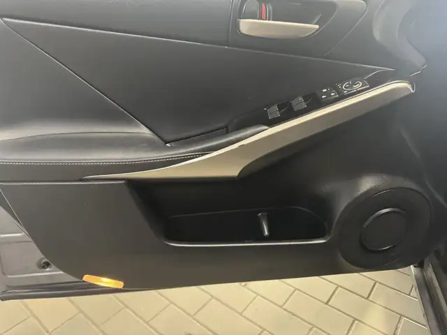 2017 Lexus IS 300 4dr Sdn AWD in Cars & Trucks in Longueuil / South Shore - Image 15