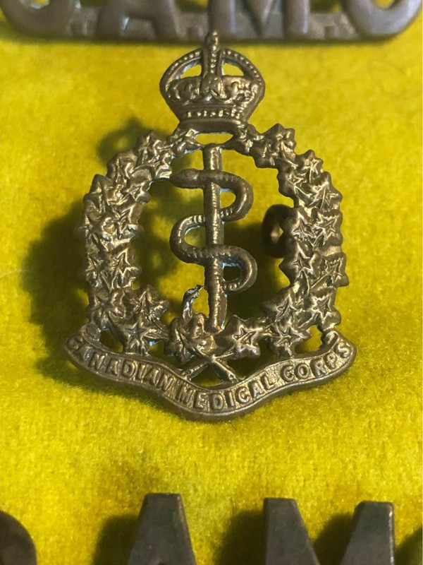 World War I Canadian Army Medical Corps shoulder titles, badge dans Art et objets de collection  à Lethbridge - Image 3