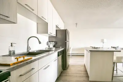 2 Bedroom Premium - 41 Munroe Place *Renovated Suite*