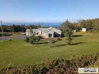 Endroit paisible avec vue sur la mer secteur tourelle. Grand terrain comprenant deux remises. Près d...