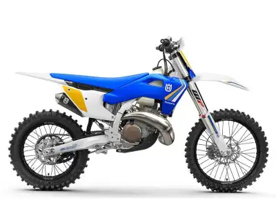 2025 Husqvarna TX 300 HERITAGE Husqvarna TX 300 HERITAGE 2025 2025 Husqvarna TX 300 HERITAGE Nous pa...