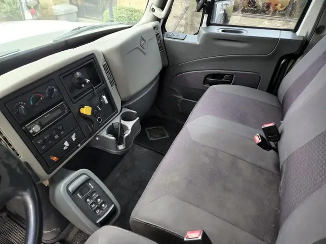 2015 International 7500 25.5' Curtain Side, Allison Auto, Tandem in Heavy Trucks in Calgary - Image 10