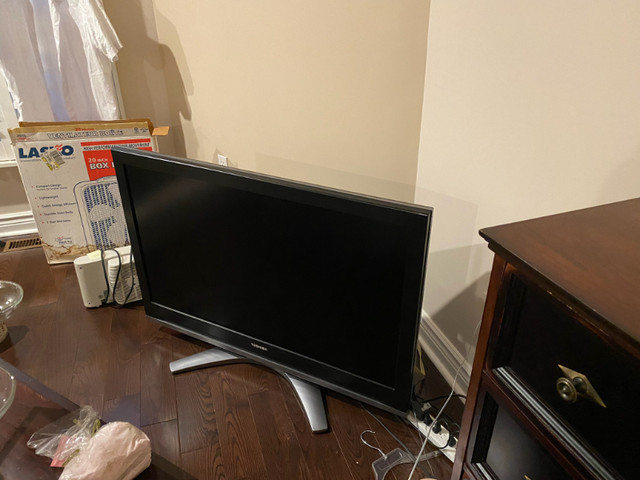 Large TOSHIBA TV (Model #42HL57) - PENDING SALE in TVs in Markham / York Region - Image 3