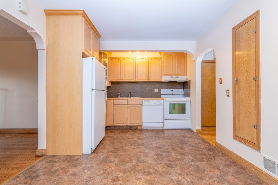 UNISON 1 BEDROOM CONDO IN KENSINGTON 4