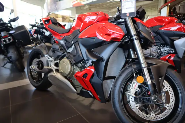 2025 Ducati Streetfighter V4 Ducati Red in Street, Cruisers & Choppers in Edmonton - Image 2