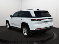 This 2026 JEEP GRAND CHEROKEE LAREDO 4X4 has the following options Cloth Seats, Heated Front Seats,... (image 3)