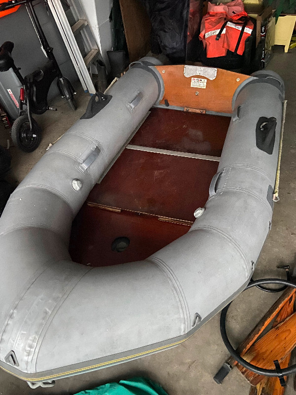 10’ inflatable boat with 6hp 4stroke in Powerboats & Motorboats in Belleville - Image 2