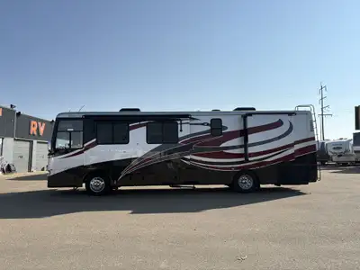 WINTER SPECIAL!!!!!! LOW kms, NEW Tires, Recently and Fully Serviced! Luxurious, Class A Diesel Moto...