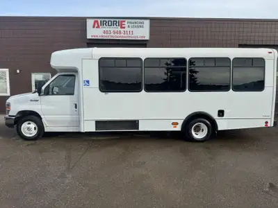 2017 Ford E-450 18 Passenger With Wheelchair Lift 6.8L V10 184,730 KM RWD DRW Cruise Control, Fabric...
