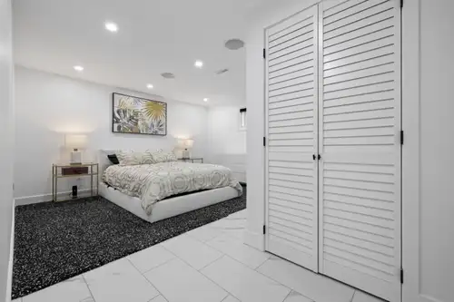 Enjoy the comfort and convenience of a fully furnished executive suite in one of Ottawa's most desir...