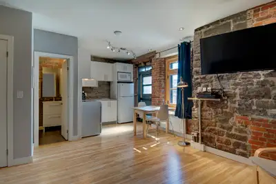 Appartement 1 et demi à aire ouverte entièrement meublé, situé au coeur du Vieux-Québec, au coin de...
