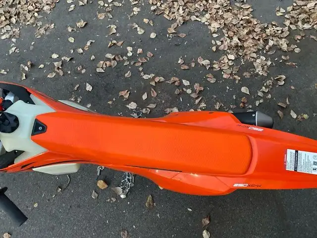 2025 KTM XC 250 W in Dirt Bikes & Motocross in Calgary - Image 17