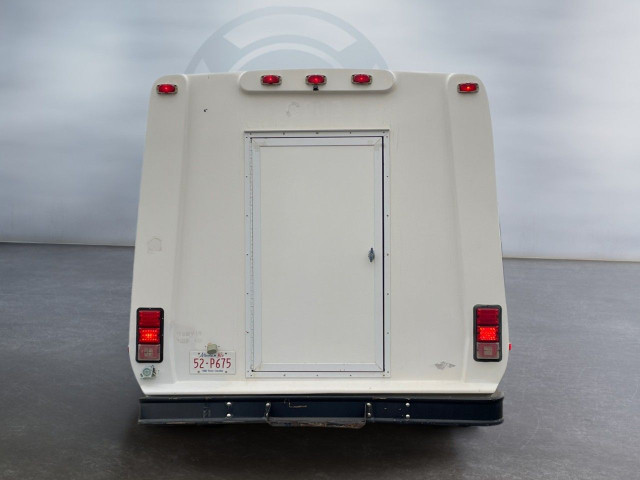 2009 Ford Econoline Commercial Cutaway in Cars & Trucks in Lethbridge - Image 4