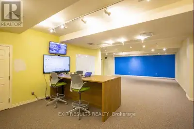 Highly visible second-floor office space located directly on Embrun's main street. Offering over 6,0...