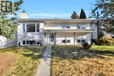 Bi-level family home in a quiet North End cul-de-sac, close to schools, parks, and playgrounds. The...