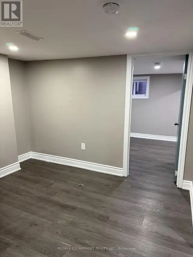 LOWER - 22 GRAHAM AVENUE N Hamilton (Delta), Ontario in Long Term Rentals in Hamilton - Image 9