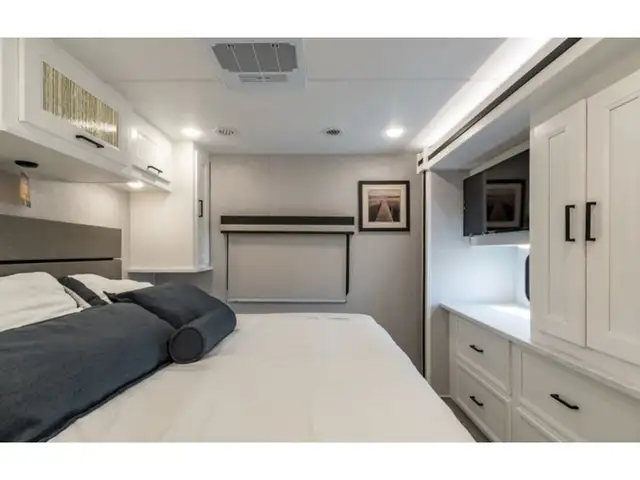 2023 Coachmen Encore 325 Classe A Full Body paint VR / RV in RVs & Motorhomes in Laval / North Shore - Image 23