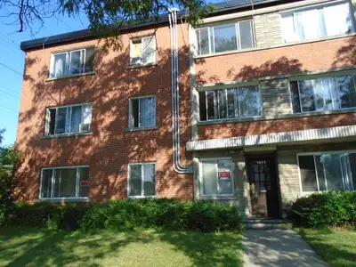 Gand 4 1/2 dans 12 plex, propre et tranquille, logement du haut très lumineux, près Parc de la Merci...