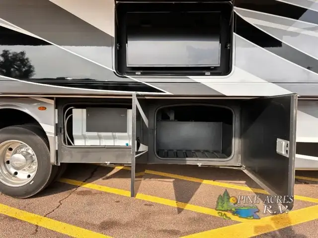 2022 Thor Motor Coach Challenger 35MQ only 6,310 Miles in RVs & Motorhomes in Moncton - Image 62