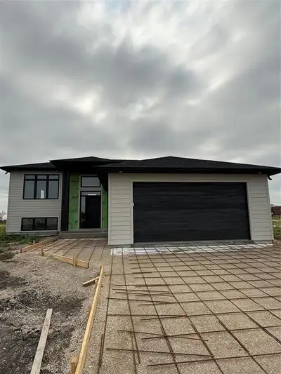 R07//Niverville/Possession available NOW plus a $6000 appliance credit at closing! Welcome home to 3...