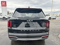 Navigate your busy schedule with remarkable ease and efficiency in the 2022 Kia Sorento Hybrid EX. T... (image 5)