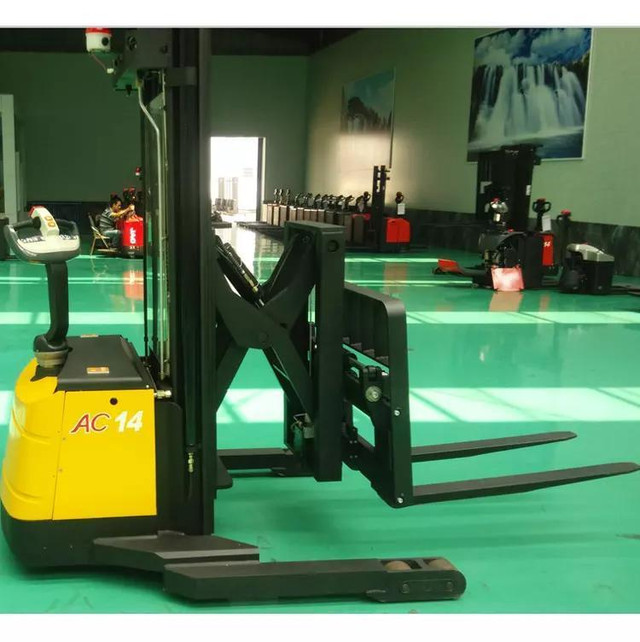 New walkie Electric scissor straddle stacker with side shift in Other in Whitehorse - Image 4