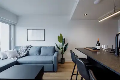 Superbe 31/2 meublé et tout inclus dans le quartier Saint-Jean-Baptiste. Cet immeuble en béton de 9...