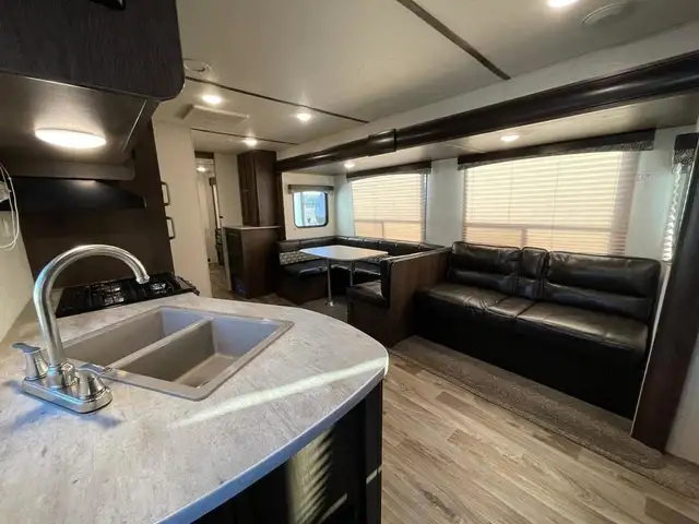 2019 Starcraft 31BHU in Travel Trailers & Campers in St. Albert - Image 5