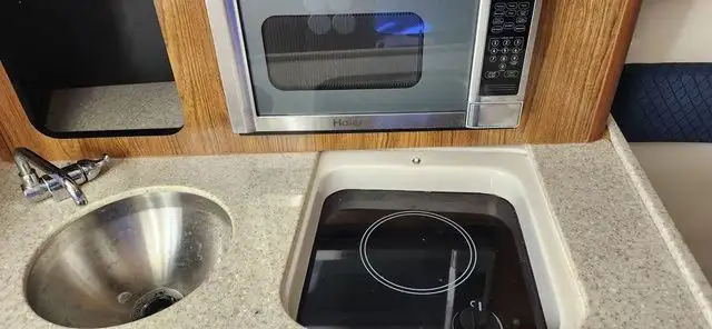 2014 Pursuit 285 285 Twin Outboard Walkaround in Powerboats & Motorboats in Trenton - Image 8