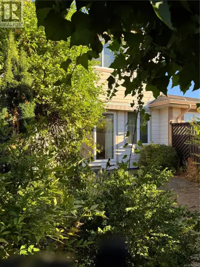 If you're ready to embrace turnkey living in sought-after 55+ community in Willow Point, this two-st...