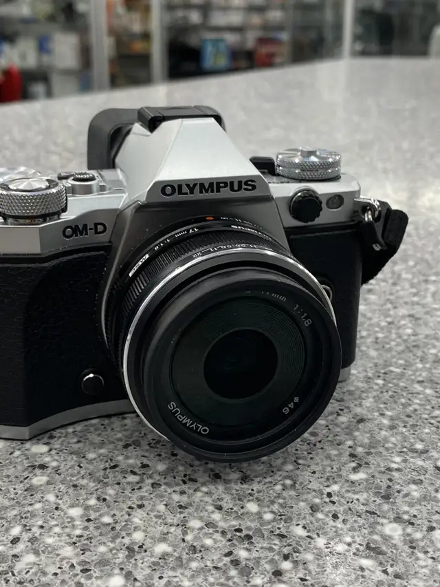 Olympus OM-D E-M5 mark ii Digital Camera w/ 17mm Lens in Cameras & Camcorders in City of Toronto - Image 7