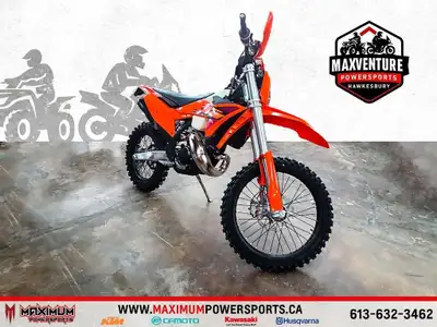 2026 KTM 150 XC-W Une moto d’enduro deux-temps légère et dynamique, pensée pour les sentiers techniq...