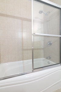 Akelius two bedroom apartment for rent. Located near Ave Van Horne in the Cote-des-Neiges neighborho... (image 5)