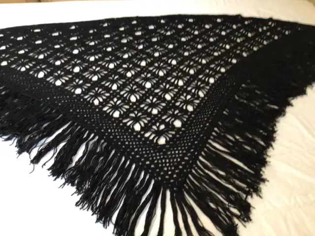 Châles fait à la main avec du matériel neuf in Women's - Dresses & Skirts in Trois-Rivières - Image 4