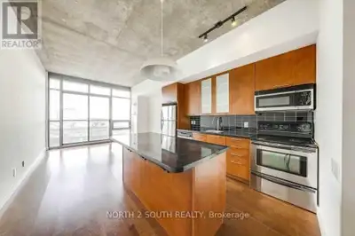 Bright and spacious south-facing loft at 33 Mill Street in the heart of Toronto's historic Distiller...