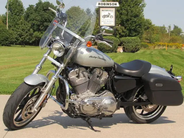 2014 Harley-Davidson XL883L Sportster SuperLow 1 Owner, ONLY 14, in Sport Touring in Leamington - Image 5