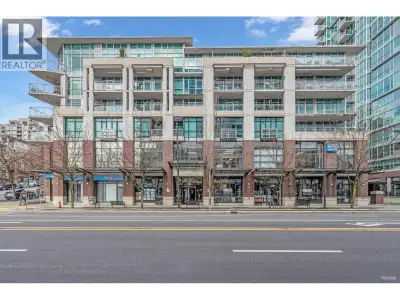 Experience luxury living at "The Landing" at the Pier in Lower Lonsdale! This bright 2-bed, 2-bath s...