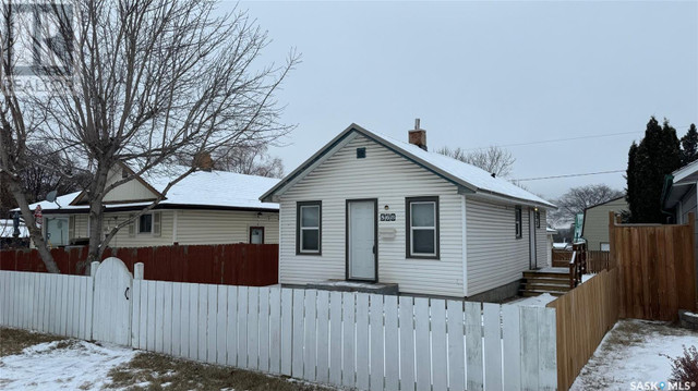 568 21st STREET E Prince Albert, Saskatchewan in Houses for Sale in Prince Albert - Image 2