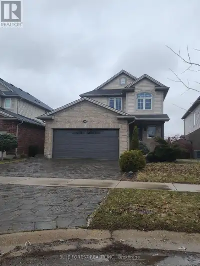Welcome to this 2-story home in the desirable Summerside subdivision and backing onto a soccer field...