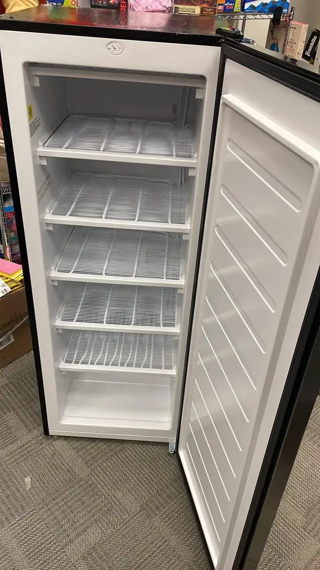 6.5 cu feet stand freezer for sale in Freezers in City of Toronto - Image 4