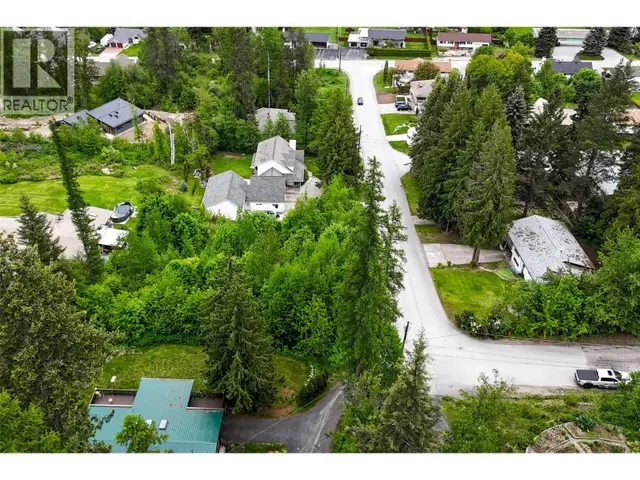 28 EVERGREEN Avenue Fruitvale, British Columbia in Land for Sale in Nelson - Image 2