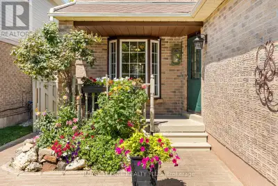 Move-in ready! This gem is nestled on a quiet, family-friendly street in South West Erin Mills. This...